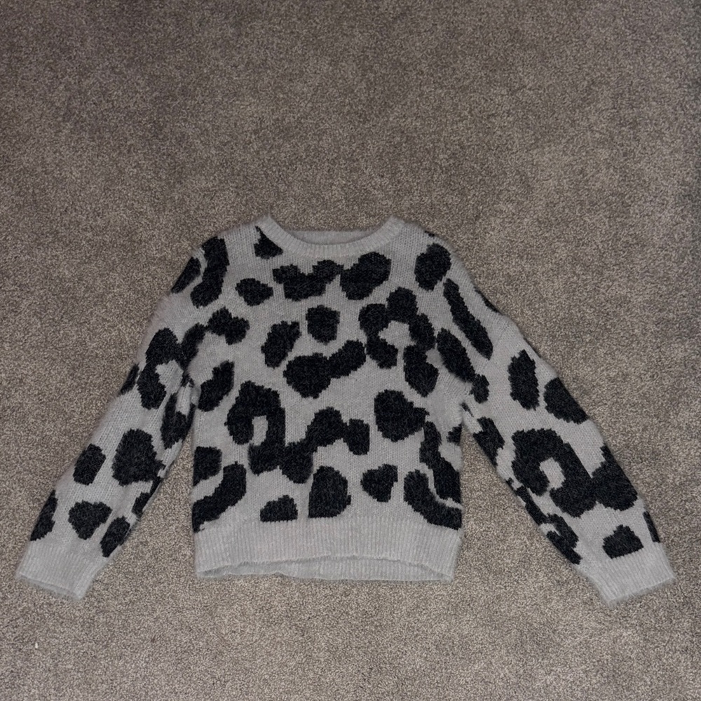 Jessica Simpson Gray and Black Patterned Sweater